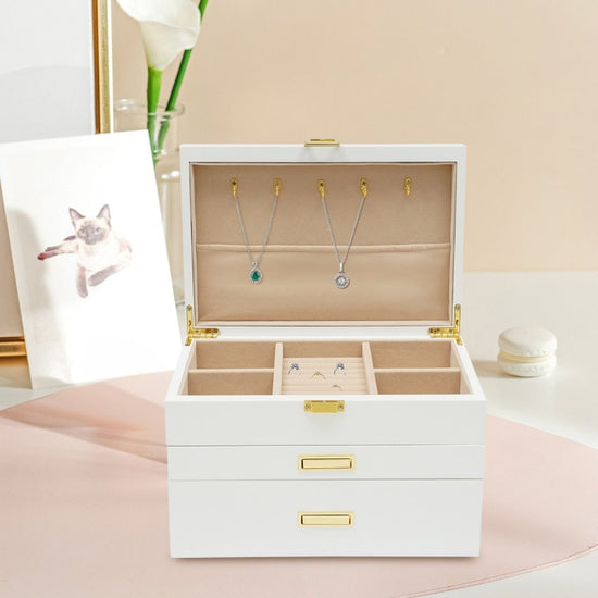 Boîte rangement à bijoux bois 5 tiroirs poignées en forme de cœur.