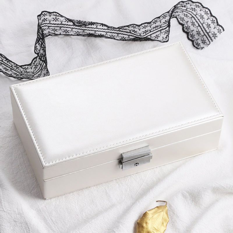 boîte à bijoux rectangulaire blanche fermée
