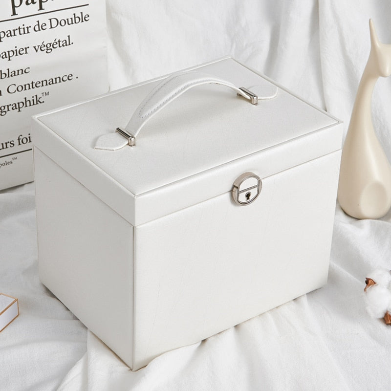 grand coffret à bijoux luxe fermé avec une serrure