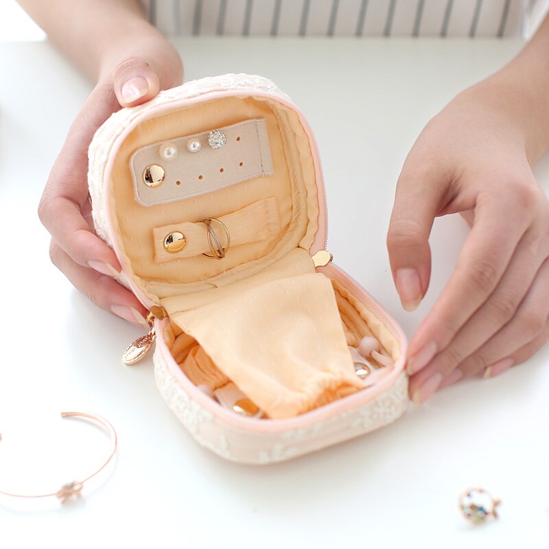 trousse a bijoux dentelle fine bagues 