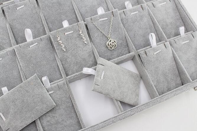 Boîte Bijoux en Velours Gris bracelet